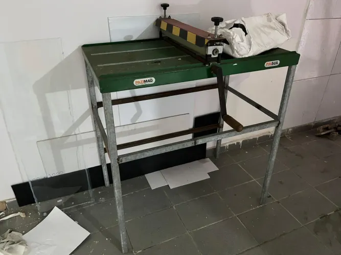 Máquina de corte e cinco