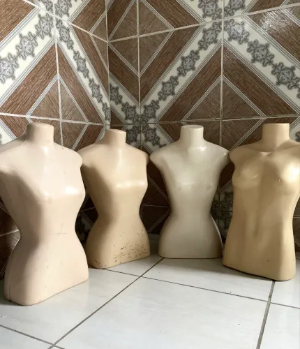 Kit 4 manequins de plástico para roupas. 3 unissex e 1 feminino