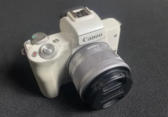 CAMERA CANON EOS M50 - BRANCA + 2 LENTES + FLASH + ACESSÓRIOS