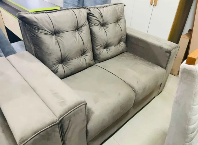 Sofá 3 e 2 lugares moderno e confortável, marrom escuro.