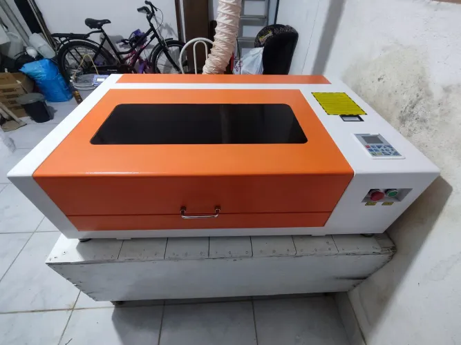 Máquina de corte e gravação a laser