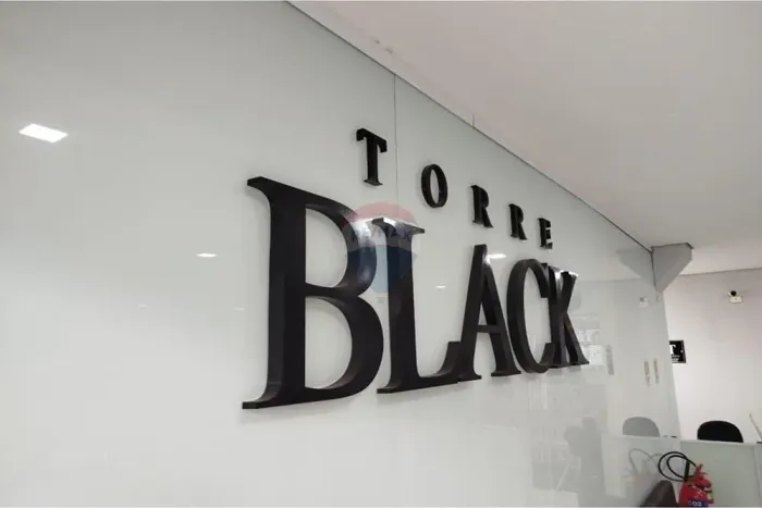 "Aluguel: Sala Comercial Moderna Edifício Black and White - Imobiliária Shmone"