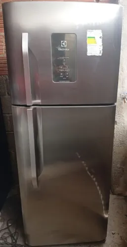 Vendo geladeira Electrolux df51 Frost Free funcionando perfeitamente de inox