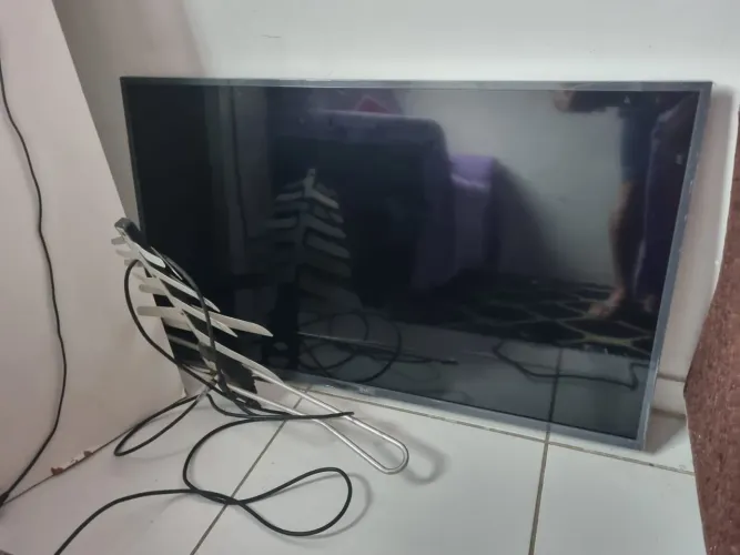 Vendo TV para retirada de peças ou quem sabe concertar problema no display 