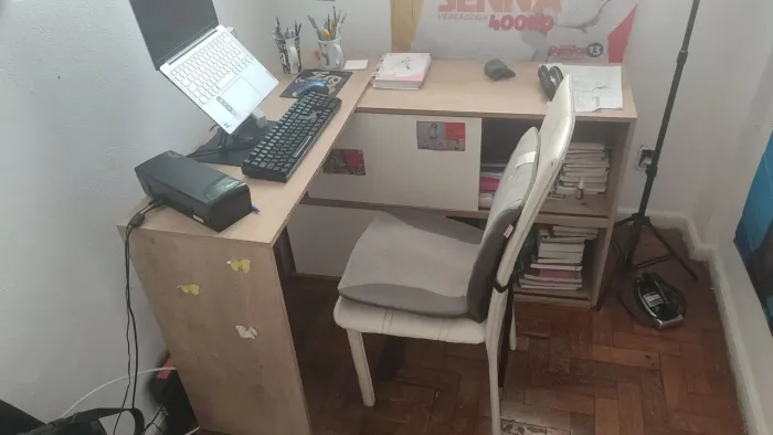 Vendo Escrivaninha por R$150,00