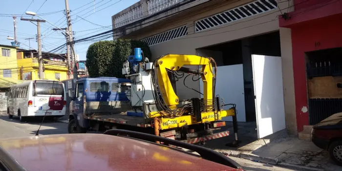 Caminhão Munck para Transporte de Máquinas e Equipamentos