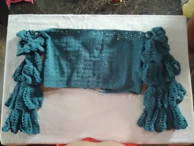 Cropped em Crochê Com babados nas Mangas