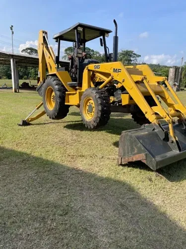 RETROESCAVADEIRA MF 96 4x4 2010 só 6700 hs