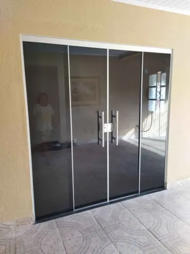PORTA DE VIDRO FUMÊ COM ALUMINIO PRETO
