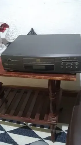 Toca CD relíquia dos anos 2000 LX15