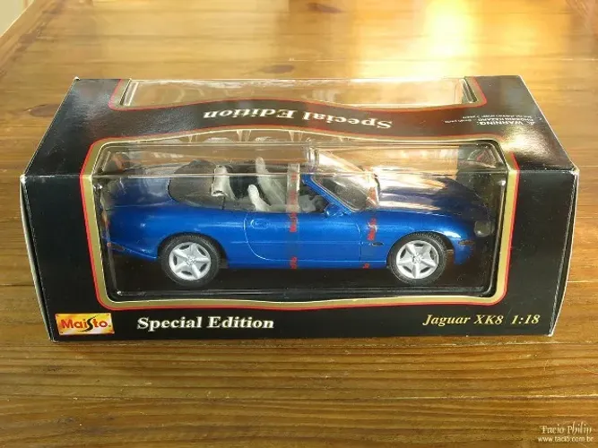 Miniatura Jaguar XK8 1:18 azul Maisto Special Edition na caixa (Hobby Diecast)