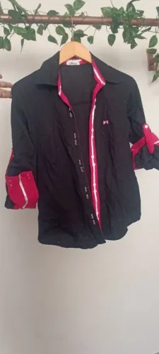 Camisa social semi nova preta com rosa P/M