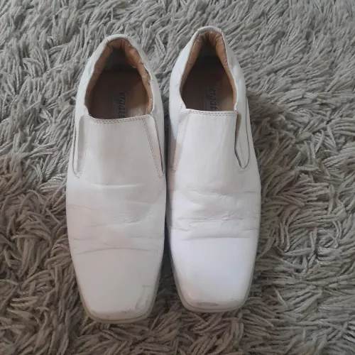 Sapato de couro branco