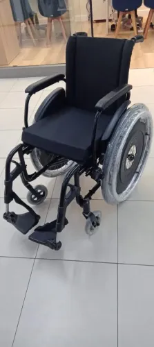 CADEIRA DE RODAS DE ALUMÍNIO. 