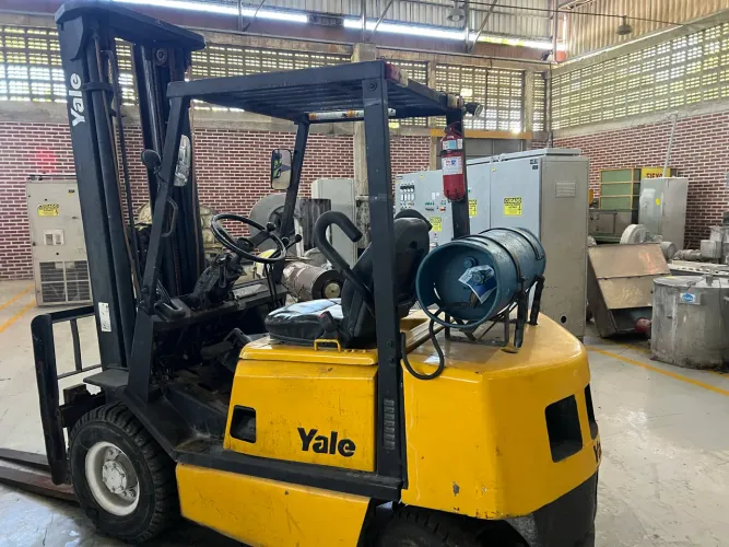 Empilhadeira faltando bateria e o rodo gás