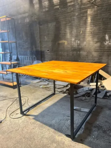 Mesa de madeira com estrutura de metal