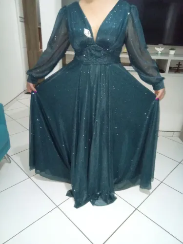 Lindíssimo vestido para festas e ocasiões.