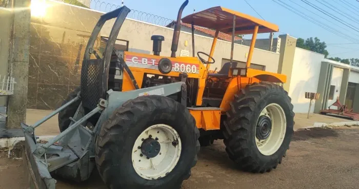 Trator CBT 8060 com lâmina 