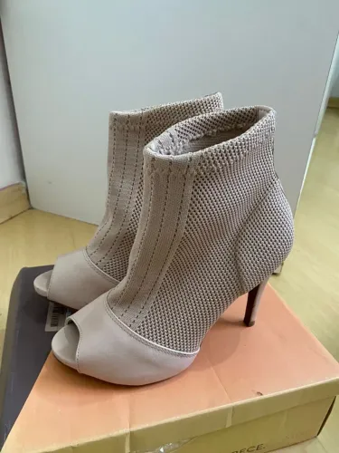 Sapato Salto Alto Boot Nude creme Nunca Usado na caixa tamanho 38
