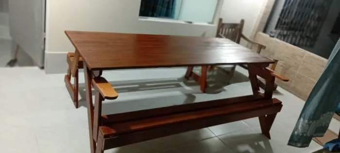 Conjunto Mesa de Jantar com Bancos em Madeira