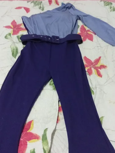 Macacão estiloso só com uma manga de 2 cores de azul 