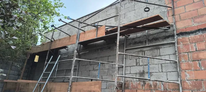 Executo serviço de pedreiro pintura elétrica idraulica e piso e cerâmica
