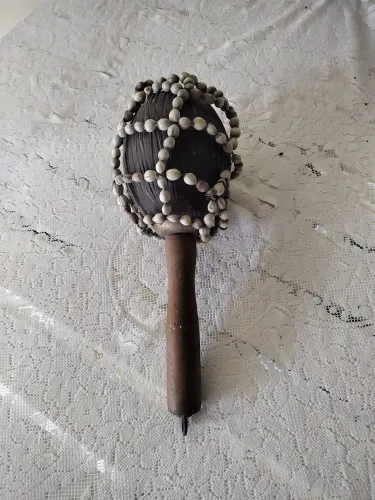 Chocalho de coco revestido de contas