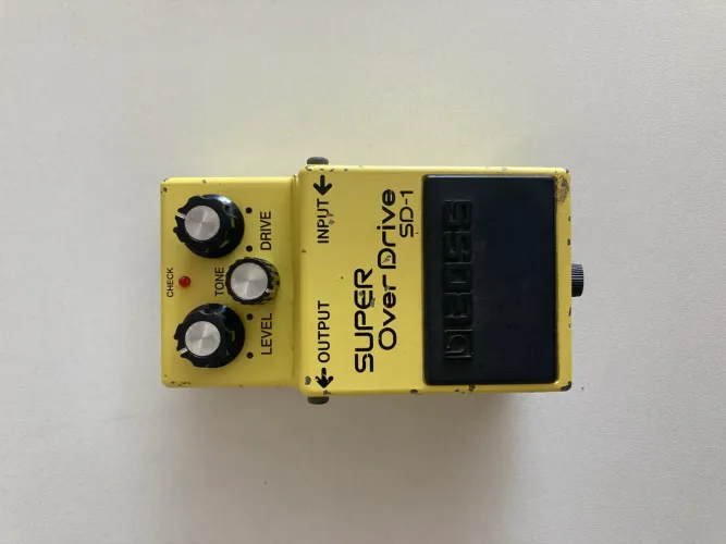 Pedais de guitarra, delay, chorus, Reverb e drives.