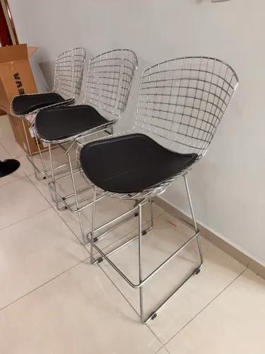 Banqueta Bertoia de Ferro cromada e estofado preto -