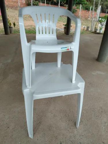 Conjunto de mesa e poltronas