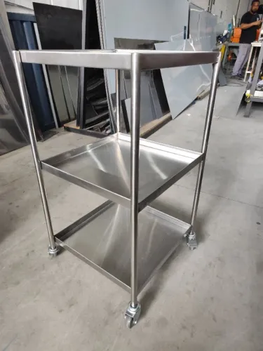 Mesa Auxiliar Leve e Versátil com Rodízios de Nylon