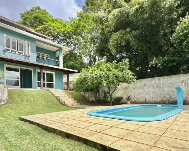 Casa com 4 quartos, 2 vagas cobertas, pátio amplo e piscina - Bairro Jardim Mauá em Novo H