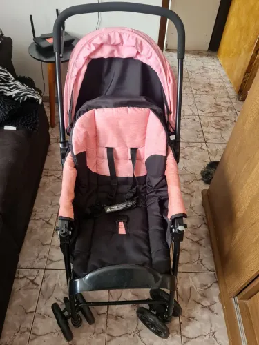 Carrinho de bebê Cosco Preto com Rosa