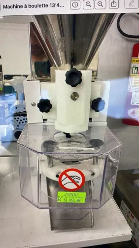 Máquina de fazer salgados e doces.