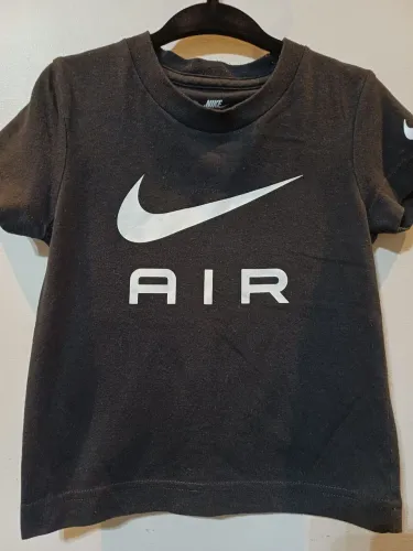Camiseta infantil Nike semi-nova preta, tam. 1-2 anos
