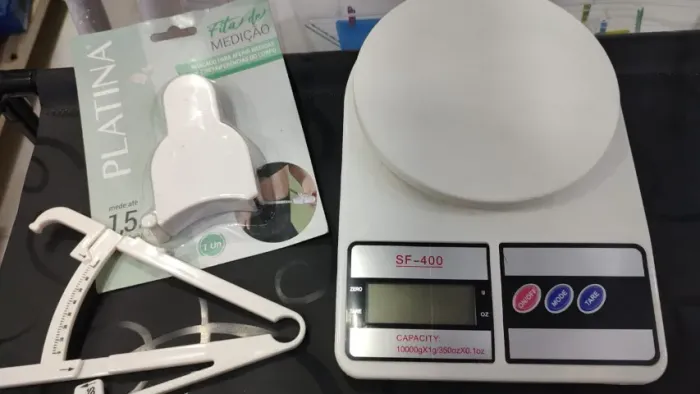 Kit balança 10kg , adipometro e fita medição