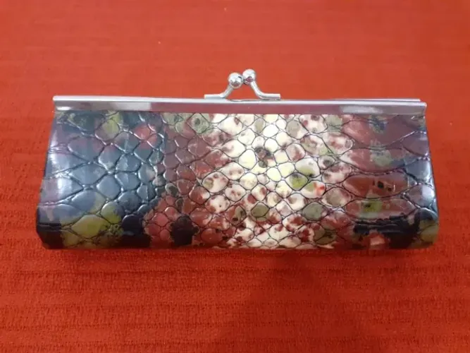 Bolsa de mão com fecho de metal