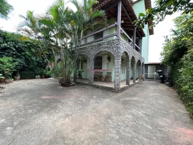 Belíssima casa Triplex com churrasqueira em ótima localização!