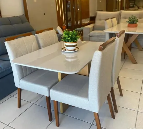 Mesa tampo com vidro Elegante com Cadeiras acolchoada