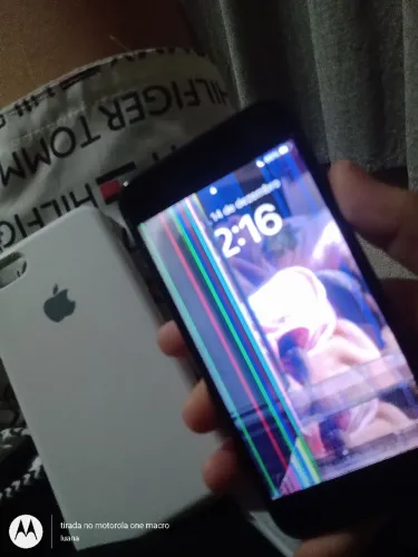 iPhone 8 com tela quebrada mais funciona tudo