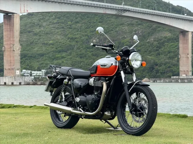 TRIUMPH BONNEVILLE T100 900