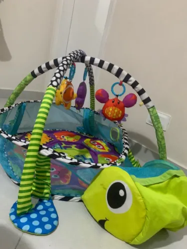 Piscina de bolinha e tapete divertido 