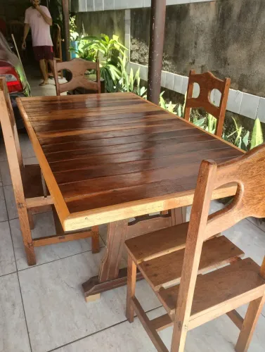 Mesa de jantar de madeira com 4 cadeiras