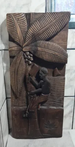 Entalhe Em Madeira - Homem Subindo Em Coqueiro (50,5 cm x 22 cm/Envio Pela OLX Pay)