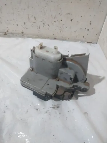 Fechadura traseiro esquerdo VW/golf 97 