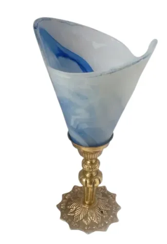 abajur em bronze com tulipa de vidro murano marmorizada em azul