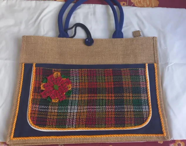 Bolsa artesanal  praia de juta com bordado em ponto filé 