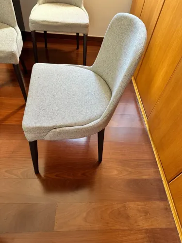 Cadeira de Jantar Estofada - Conforto e Elegância