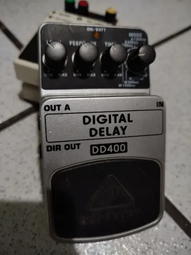 Pedal de Delay Behringer DD400 Digital