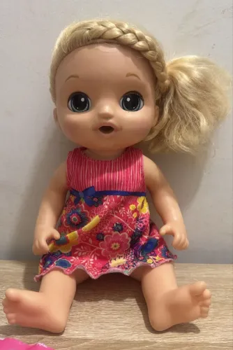 Boneca Baby Alive Lagrimas Doces com alguns accesorios faltantes